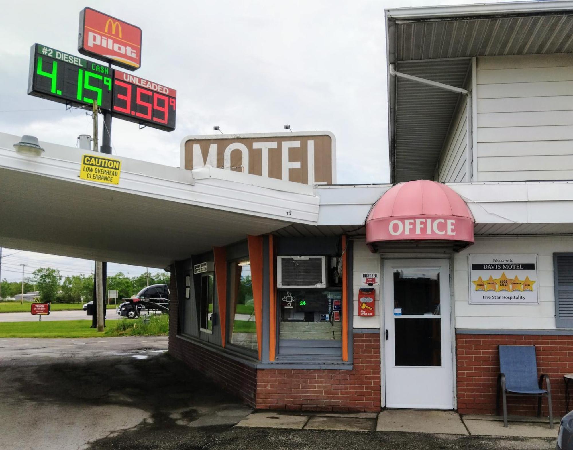 Davis Motel North Lima Exteriör bild